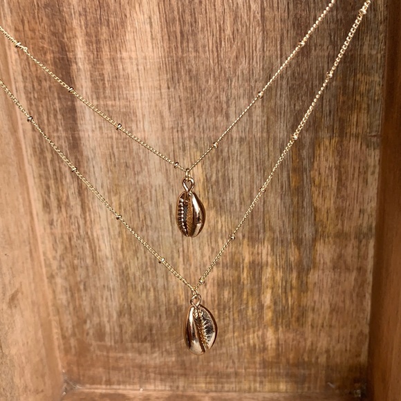 NEW! Gold Seashell Necklace 🐚 - Picture 2 of 4